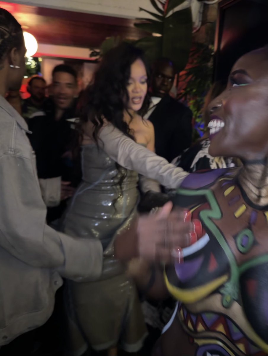HollywoodLadyj's tweet photo. Was I savage enough RiRi?! ππ When fellow Caribbean @rihanna admires your body paint + tells @asvpxrocky βlook, sheβs got Chad on her back!β #Rihanna #Janeshia #Nomble #actor #BlackPanther #WorldPremiere #Marvel #bodypaint #bodyart #savagexfenty #savage #fenty #culture #swag https://t.co/DAMQfadkaP