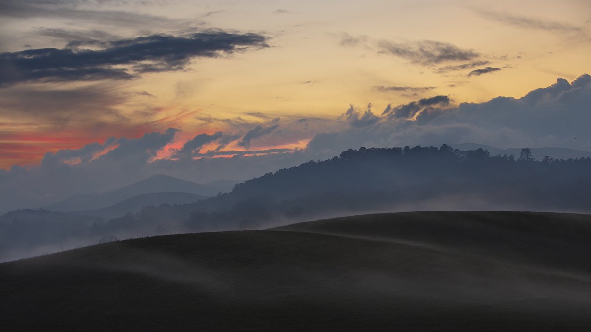 BoozerDPhoto's tweet image. View from the back porch of fog rolling in just after sunset on Halloween. 🎃🌄