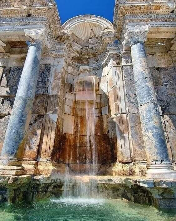 Luizdebutecos's tweet photo. A antiga fonte romana de Sagalassos, as águas dessa fonte escorrem sem parar por mais de 2000 anos, fica localizada na Turquia. https://t.co/sYkTjXrLLE https://t.co/EG8MN7CUDG
