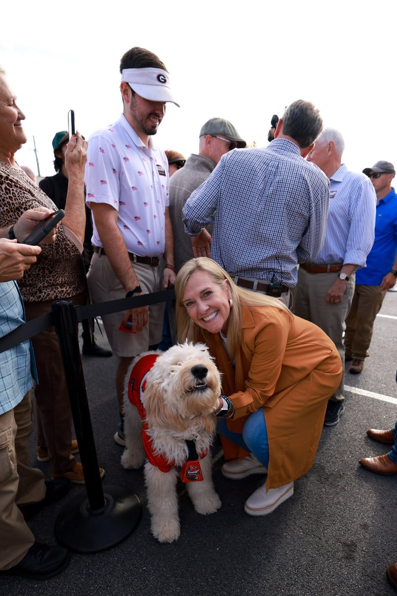 Great to see sweet Hank🐾 at our rally with VP @Mike_Pence! Seven more days! 🙏🏻🪓 #gapol