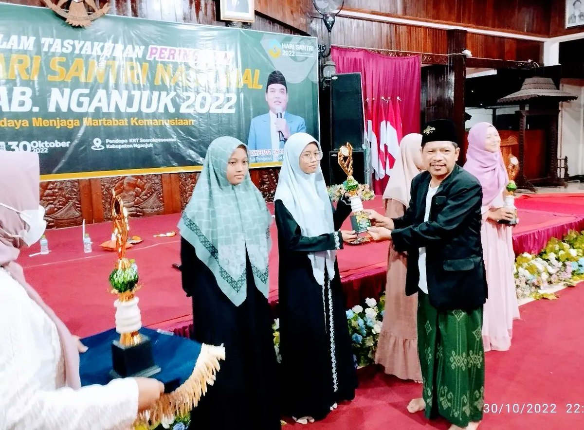 AliAnwarMhd1's tweet photo. Dokumen malam puncak tasyakuran peringatan Hari Santri Nasional 2022 kabupaten Nganjuk, di Pendopo (30/10). Penyerahan piala para juara berbagai lomba dan pengajian bersama KH. R. Mahfudz Chamid (pengurus PP Rijalul Anshor). https://t.co/sqVDdCNjaI
