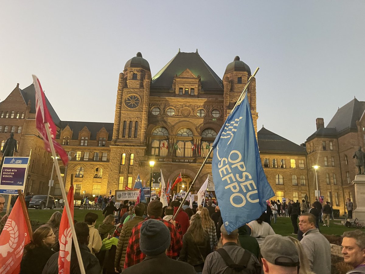 OPSEU's tweet photo. Education workers are the backbone of our schools. OPSEU/SEFPO joined with thousands today to stand with @cupeontario @osbcucscso and our education workers for fair and free bargaining.
Workers are standing with workers against Ford’s attacks on basic rights.
#39kIsNotEnough https://t.co/1ZWHnFQIVR