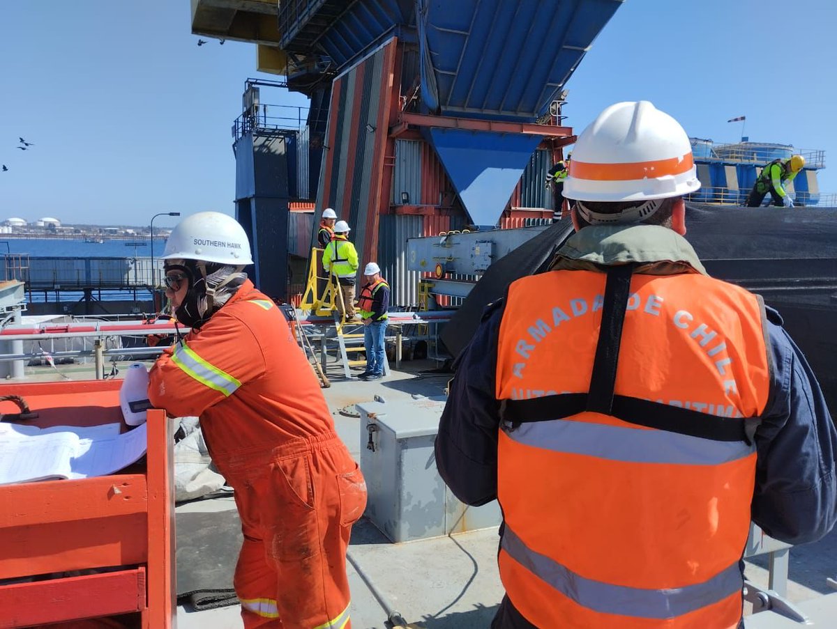 DGTM_Chile's tweet photo. Durante esta tarde, personal de la @Cp_Quintero, realizó fiscalización a la nave #Southern_Hawk, que descarga carbón, controlando medidas dispuestas para evitar que elementos nocivos contaminen el mar.

#AutoridadMarítima 
@Armada_Chile https://t.co/2tmIk82P1E