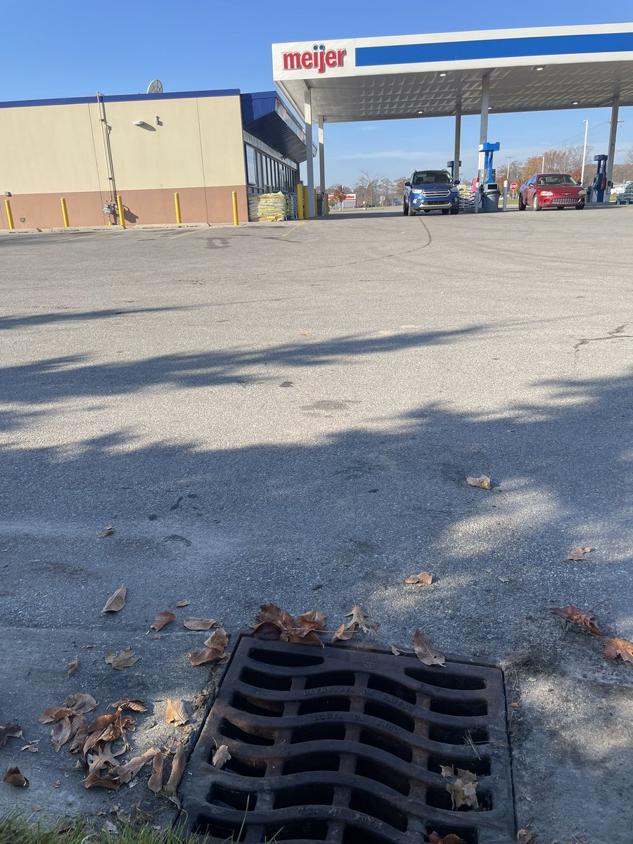 HanDefrond's tweet photo. This week I am in Michigan visiting some of our #ITTN sites from @GLPCleanup. First up, Manistee to see the #GutterBins at Meijer! Todays finds included an electrical fuse and some confetti #TrappingTrash @UofTTrashTeam @OurOcean https://t.co/yw9IgR5iNQ