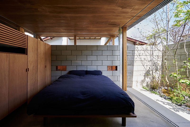 designboom's tweet image. rustic japanese ‘openness house’ shifts perimeters to create an open yet intimate enclosure designboom.com/architecture/r…
