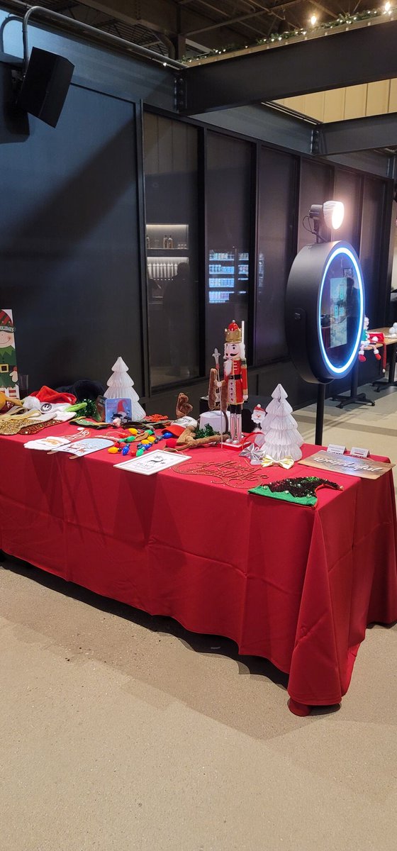 YourGBFevent's tweet photo. Christmas is coming the goose is getting fat, please go put a penny in the old man's hat! Or just stop by GBF Bespoke Balloons and Event services for all your balloon decor and photo booth needs #Balloondelivery #WisconsinPhotoboothservices #WaukehsaBalloons #MilwaukeeBalloons https://t.co/Cu1oCCnTNw