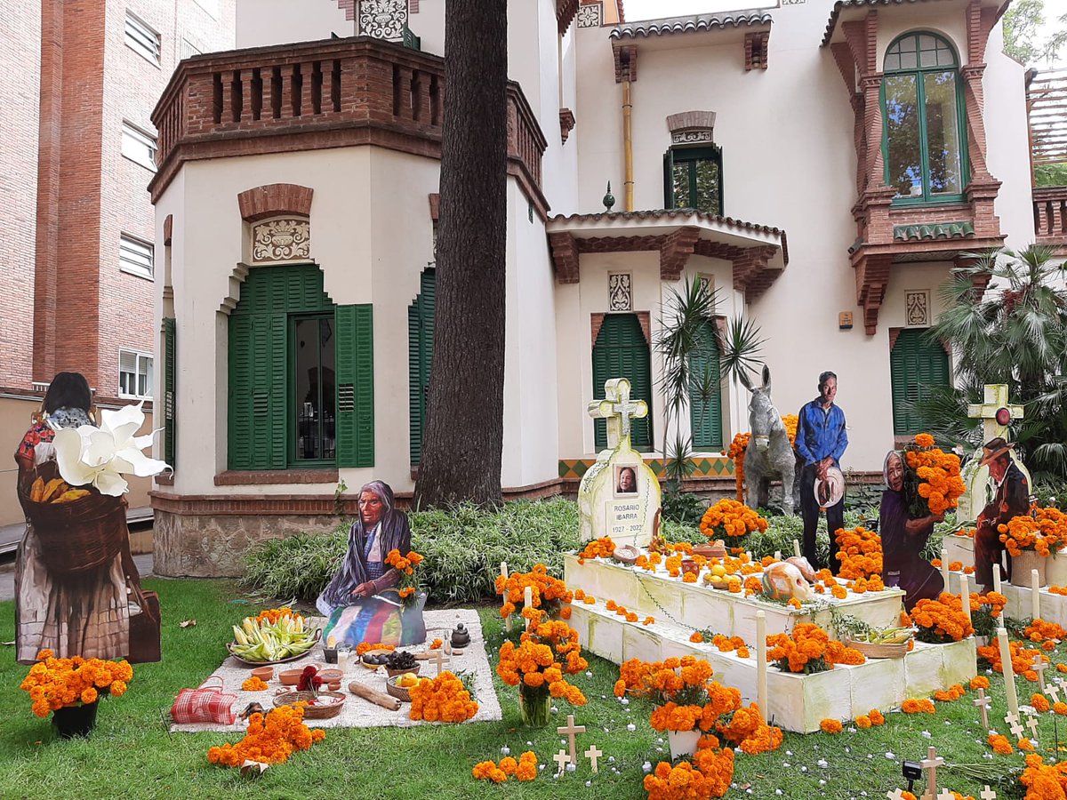 Consolat de Mèxic, avui día dels morts. Recreación ambiental al jardí del Consolat.