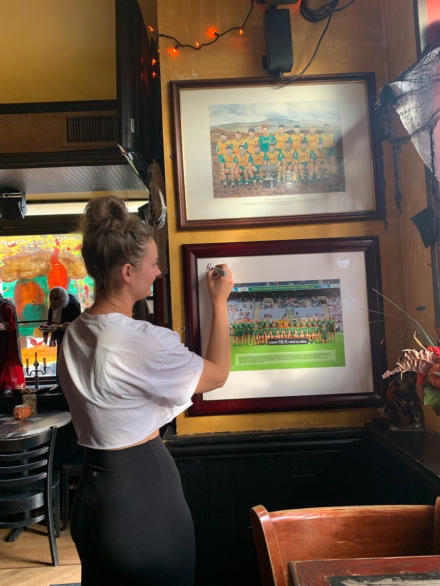 lreynolds21363's tweet photo. We were honored to have #AllIrelandLadies champion @MaireOShaugh and Meath star @ShaneMcEntee1 stop by #McGuinness's Saloon Sunnyside NY for a visit. 
So @meathladiesMLGF  who will be next to come sign ??
#MEATHGAA 
#RoyalCounty https://t.co/MRA6fvWGAV