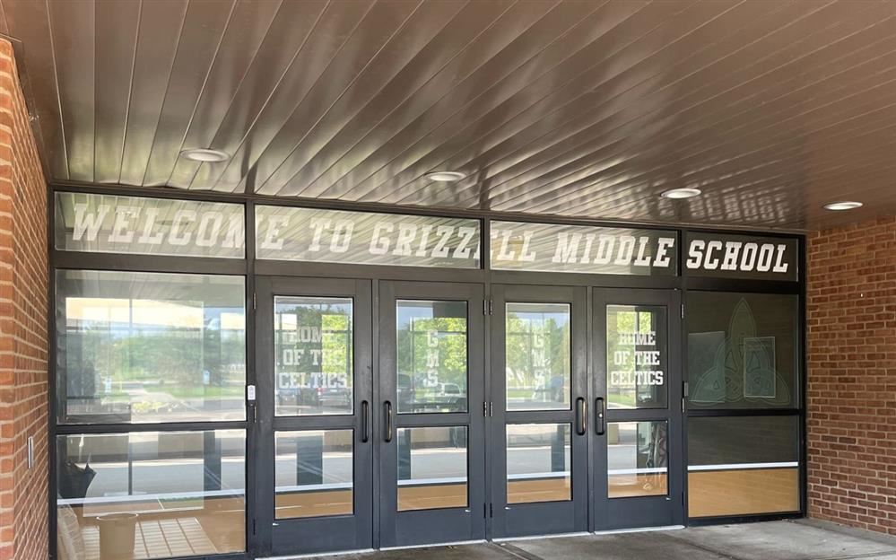 GMNorth's tweet photo. A group of twelve 8th grade students from MSN visited Dublin Grizzell MS today. They experienced what school is like at Grizzell and built relationships with twelve Grizzell students who will return the trip in the Spring. Thanks to @wilkinsaw and @GMSCeltics for hosting! https://t.co/mNpacIkiWC