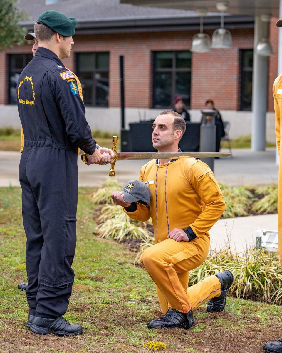 Army Golden Knights tweet media