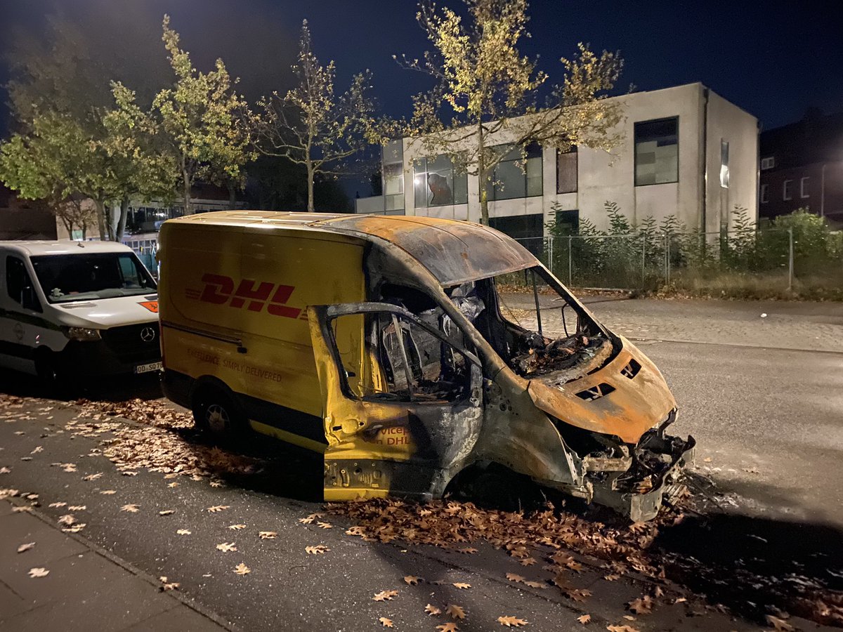 leoderfranke's tweet image. „Sie warten leider nicht zu Hause anzutreffen. Wir haben das Paket zur Filiale xYz gebracht“