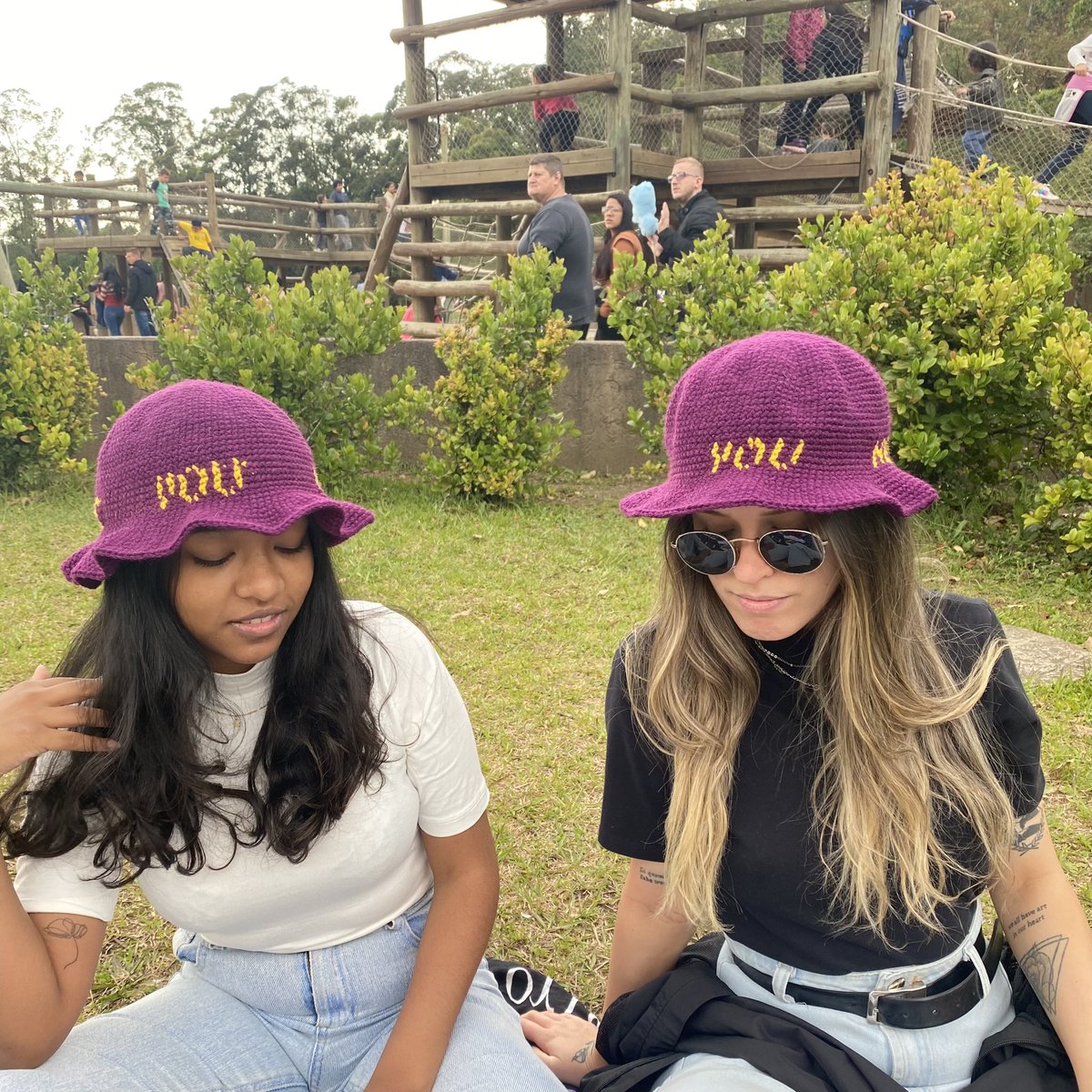 mikrocroche's tweet photo. O bucket de hoje é um dos meus favoritos! Inspirado no moletom do Jimin, ele é todo roxinho e tem a frase “You Never Walk Alone” em amarelo! 

Todinho feito a mão em crochê ✨

💜 https://t.co/qhvLR2yzU1 https://t.co/DVVENYZmb7