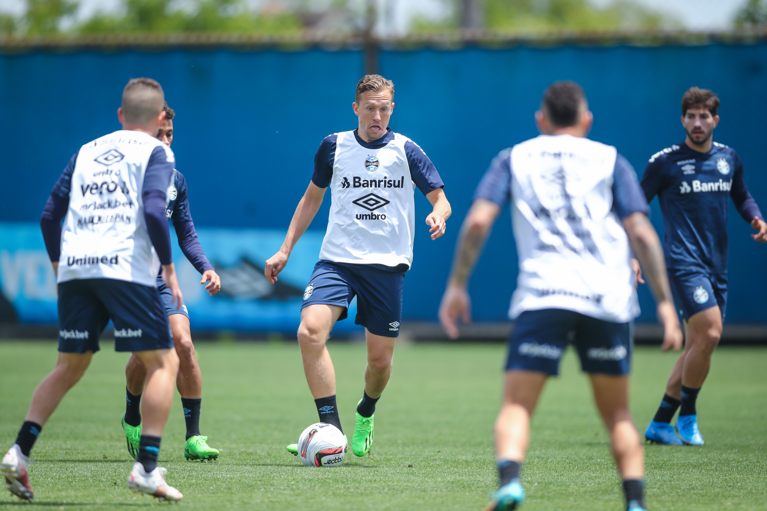 Confira os dois times montados por Renato no treino do Grêmio nesta terça
