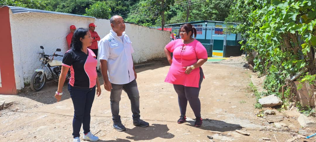 leoalvacabrera's tweet photo. #01Nov Seguimos desplegados en el municipio Santos Michelena en la reinauguración de la UEN El Araguaney. Una institución totalmente remodelada; gracias al Pte. @NicolasMaduro y siguiendo las instrucciones de la Min. @_LaAvanzadora y la Gob. @Soykarinacarpio #EsNuestraAmèrica https://t.co/XNpXX0sN7b
