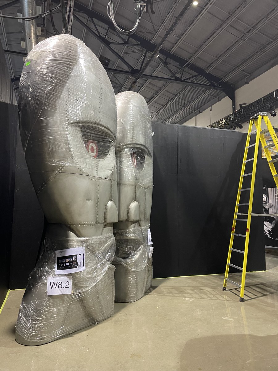 PinkFloydTMR's tweet photo. Voici un petit aperçu du travail qui se fait à l'arrière-scène de @arsenalcontemporary afin de mettre sur pied l'Exposition @pinkfloyd: Their Mortal Remains. 🛠️ Nous serons prêts à vous accueillir dès le 4 novembre. À bientôt! 👋 #TheirMortalRemains #PinkFloydMontreal #PinkFloyd https://t.co/v7DOV8IVJH