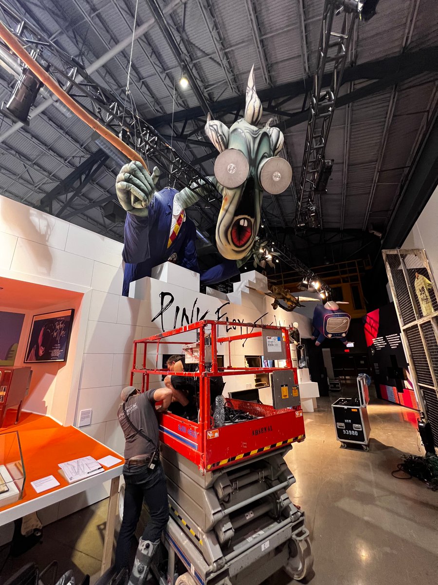 Voici un petit aperçu du travail qui se fait à l'arrière-scène de @arsenalcontemporary afin de mettre sur pied l'Exposition <a href="/pinkfloyd/">Pink Floyd</a>: Their Mortal Remains. 🛠️ Nous serons prêts à vous accueillir dès le 4 novembre. À bientôt! 👋 #TheirMortalRemains #PinkFloydMontreal #PinkFloyd