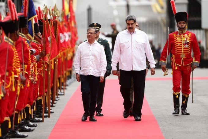 mippci_ven's tweet photo. Comandante Hugo Chávez, inspirador de la segunda independencia nacional, lucha que avanza con pasos agigantados junto a nuestro Pdte @NicolasMaduro, sin descanso ni tregua, en la Patria grande del Libertador Simón Bolívar. @petrogustavo 
#EsNuestraAmérica 🇨🇴🤝🇻🇪 https://t.co/pCUmAwO8l9