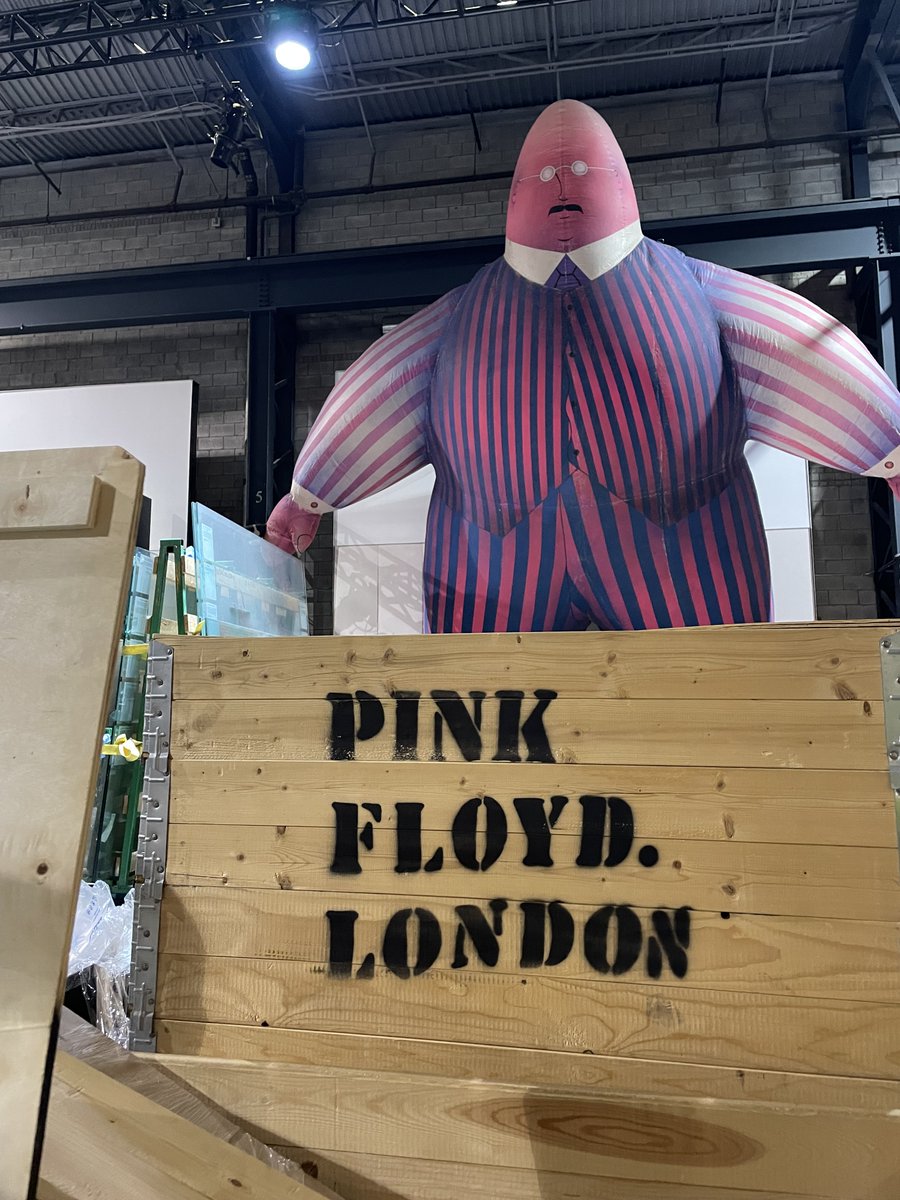 PinkFloydTMR's tweet photo. Here's a glimpse of the work going on behind the scenes at @arsenalcontemporary to bring you the @pinkfloyd Exhibition: Their Mortal Remains. 🛠️We'll be ready to welcome you as of November 4th. See you soon! 👋

#TheirMortalRemains #PinkFloydMontreal #PinkFloyd https://t.co/E809cRkuVA