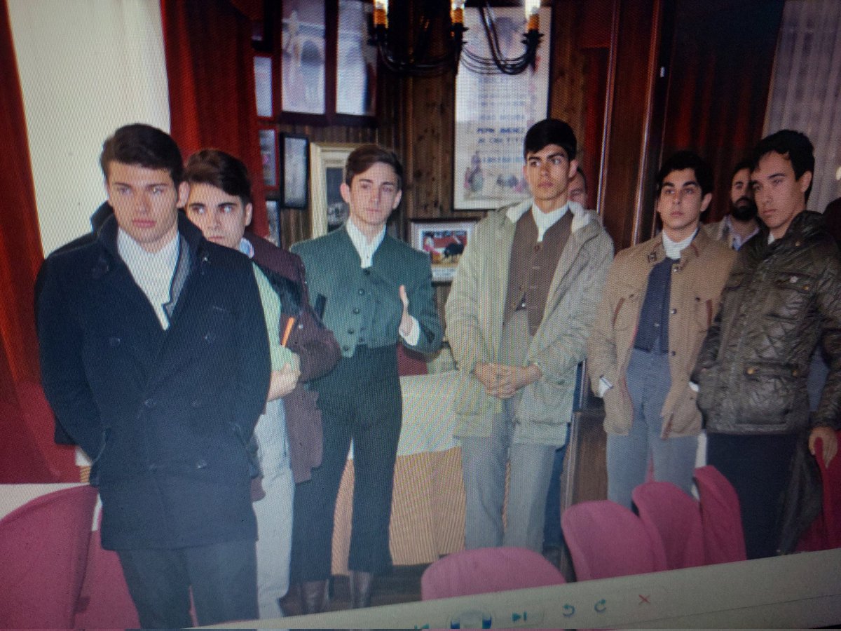 ArnedoTauro's tweet photo. Novilleros esperando al sorteo en el hostal la mezquita , Zapato de Plata 2017 , ¿Reconocéis a alguno? https://t.co/4Ojg7u7JfT