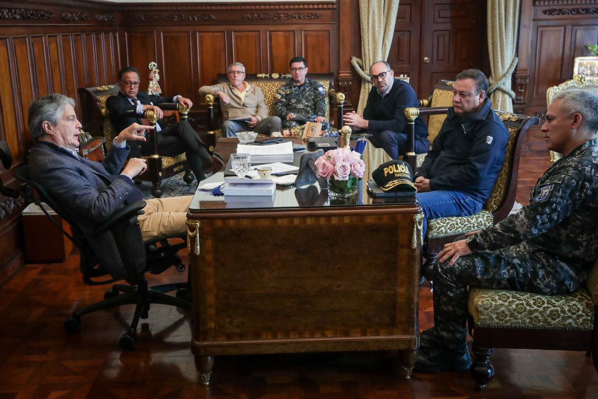 -Pintemos unos 💙, dice Zapata.
-Huyamos, comenta Salinas.
-Culpemos a las mujeres, espeta Ordoñez.
-Y si me invento otra enfermedad?, sugiere Lasso.
-Y si digo en Twitter que no era mi letra, agrega Cobo.
-Mejor simulemos que dialogamos, dice Correa
-Y las mujeres, pregunto yo?