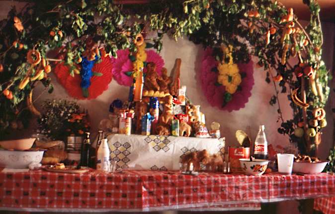 Ckunsa_Ttulva's tweet photo. 📜Laipin'Habá/Memoria📜
🕯️Celebración de #TodosSantos en #Ayquina, 1996. 📸Fotografías de Claudio Mercado, MChAP.  
.
.
.
#almas #reencuentro #cosmovisión #cultura #tradición #atacameños #altoloa #Ayquina #desiertodeatacama #lickana #regióndeantofagasta https://t.co/aAEJ0aEx1q