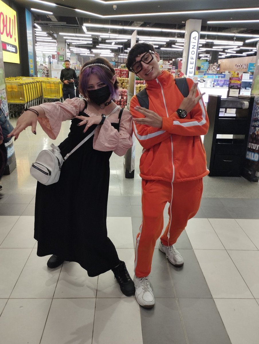CosplayDreizehn's tweet photo. I found the best costume while going to get some things for my apartment https://t.co/YohSV94kRi