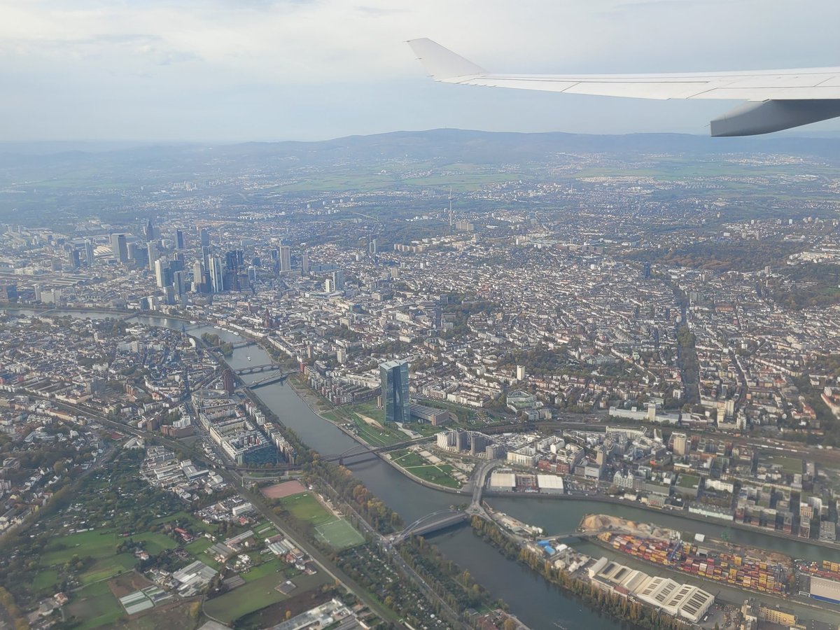 LorenzVogel's tweet image. Looking forward to 4 exciting days at #ML4Jets2022. On Friday I&apos;ll talk about our current project: using a #Bayesian version of #ParticleNet to study the resilience of quark-gluon tagging.

Slides will be available at indico.cern.ch/event/1159913/…

#ML4Jets @RutgersU