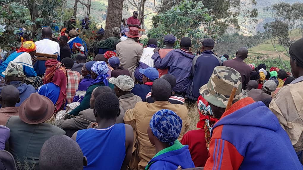 RwandaWest's tweet photo. Guverineri @HabitegekoFran1,ku gicamunsi yitabiriye Inteko y'abaturage muri @KarongiDistr Umurenge wa #Mutuntu aho yakiriye kandi akemura ibibazo by'abaturage.Byinshi mu bibazo byibanze ku izungura.Umuyobozi w'Intara yashimiye aba baturage kuba baratanze #MUSA 100%.@RSSB_Rwanda https://t.co/NFlkH6wOVc