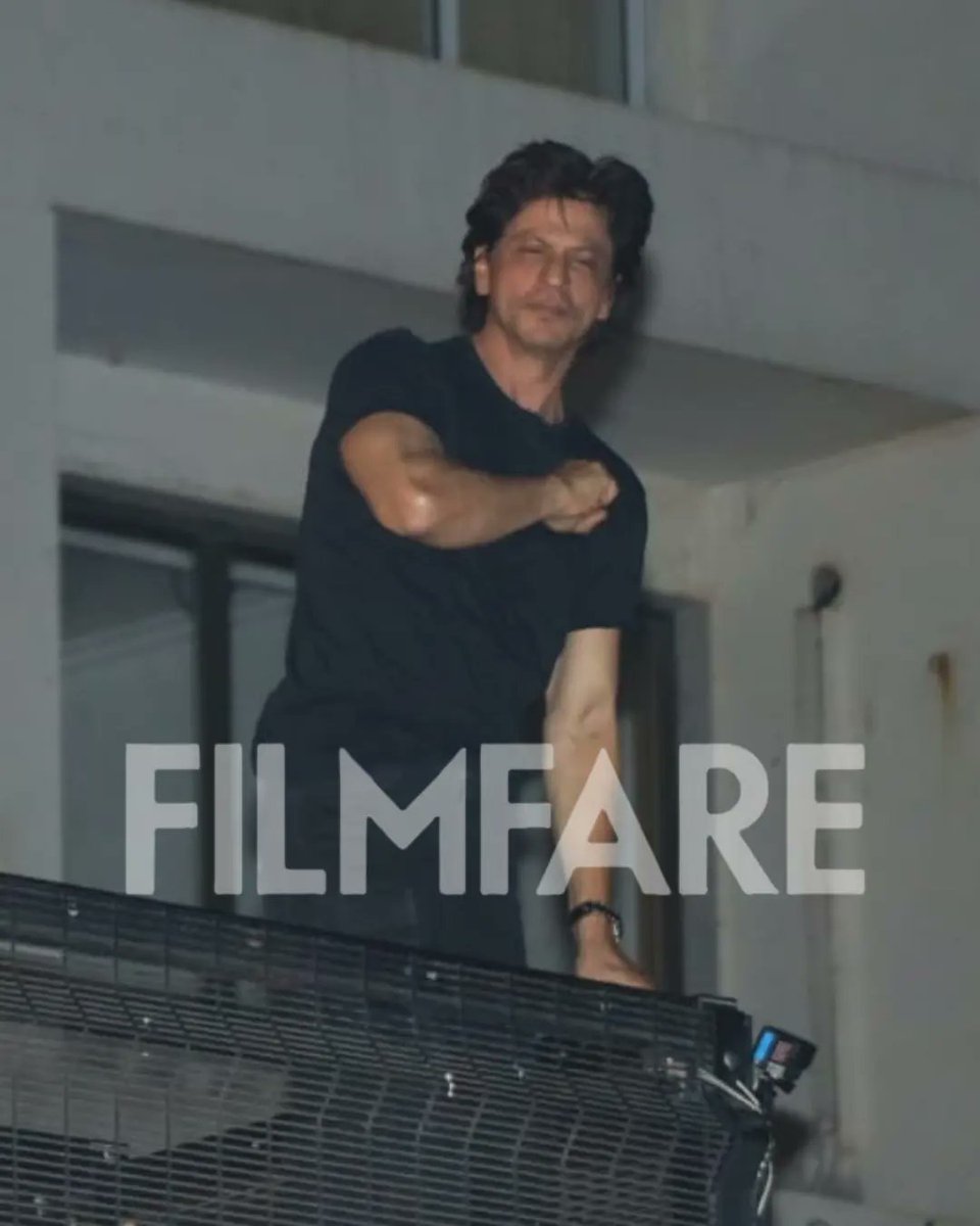 filmfare's tweet photo. And he's here! ❤️🌟

#ShahRukhKhan greets his fans who have gathered near Mannat on the occasion of his birthday. https://t.co/Mh28ohqc10