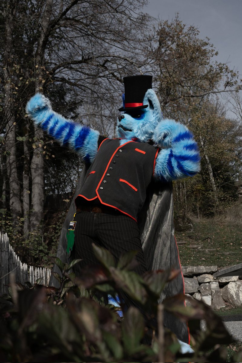 A big thank you to <a href="/FlyingPuma_/">FlyingPuma</a> who took amazing pictures of me goofing around with cheesy poses in my Suit :3
The view at the #GoldenLeavesCon is just too breathtaking to pass up that chance ^^