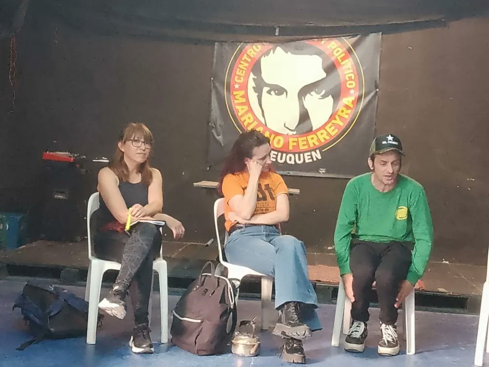 Qué buen encuentro en Centro Cultural Mariano Ferreyra con <a href="/BueroMelania/">MelBu</a> y <a href="/elexagerado/">Pecho</a> 
Avanzamos en un plan de acción de artistas y trabajadorxs de la cultura junto al Polo Obrero. 
Habrá convocatoria a artistas para una experiencia extraordinaria y de lucha. Preparate.