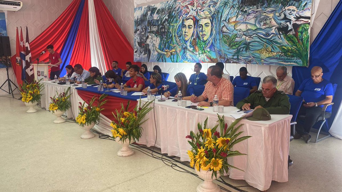 Compartimos este martes la Sesión Plenaria correspondiente al #XCongresoFEU de los estudiantes de las Ciencias Médicas de #PinardelRío.
Juntos tenemos el reto de formar mejores profesionales de la Salud y sumar a todos en la construcción del futuro de nuestro país.
#CubaPorLaVida