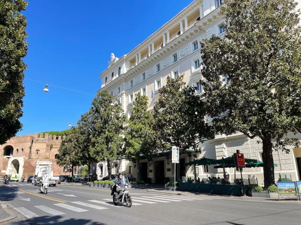 TravelEsquire's tweet photo. 6 Luxurious Hotels Worth The Splurge In Rome https://t.co/p85H4pjfvF  by @ULemminWoolfrey #Rome #ITALY #LuxuryTravel #LuxuryHotels https://t.co/5CzSb8S4KP