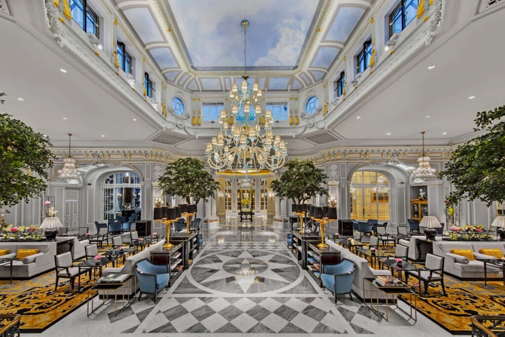 TravelEsquire's tweet photo. 6 Luxurious Hotels Worth The Splurge In Rome https://t.co/p85H4pjfvF  by @ULemminWoolfrey #Rome #ITALY #LuxuryTravel #LuxuryHotels https://t.co/5CzSb8S4KP