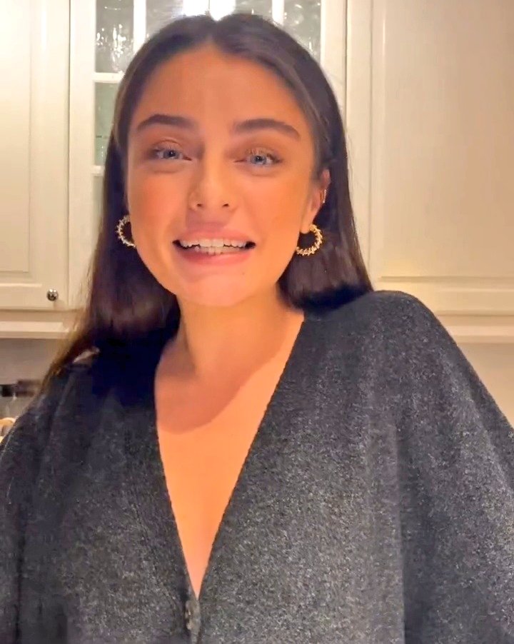 Yarın saat 20:00 da Ayça canlı yayında ❤️ #AyçaAyşinTuran