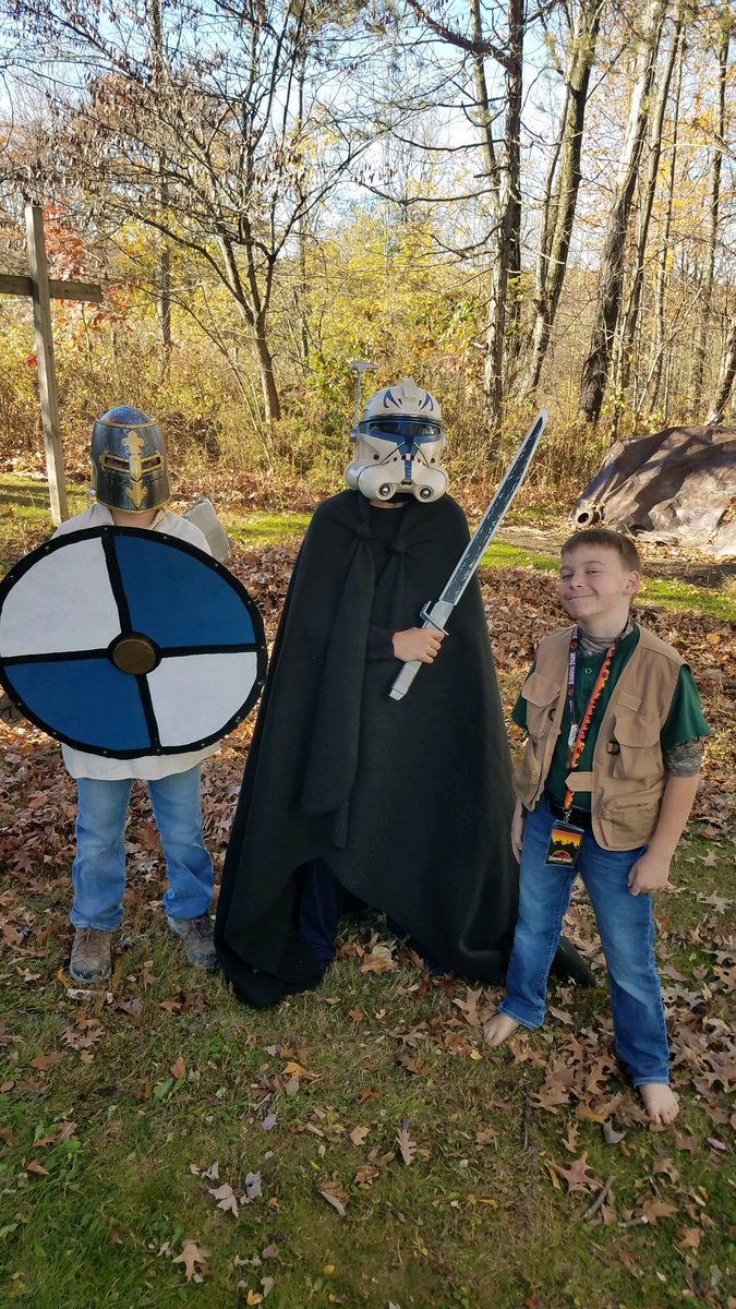 katiewohlever's tweet photo. @prattprattpratt, my nephew Andrew dressed as your JP character for Halloween, told me if he could live anywhere in the world it would be “wherever Chris Pratt lives,” and is patiently waiting to hear back from a letter he wrote to you through your fan club last year. 😉 https://t.co/dM34dsq806