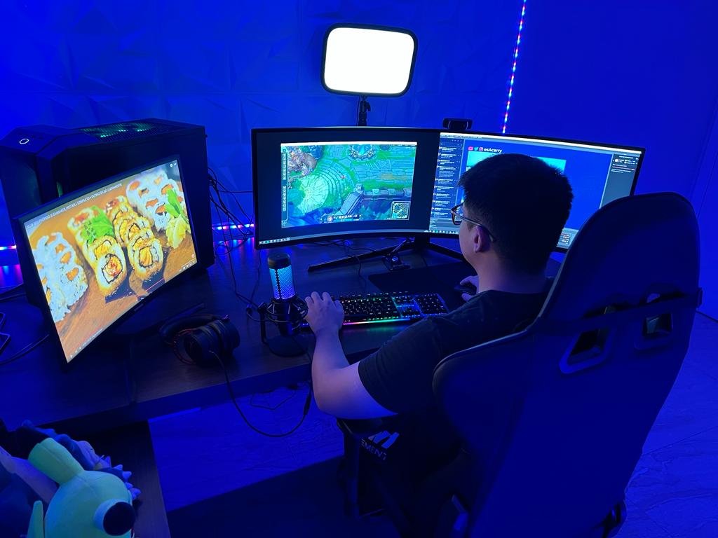 esACarry's tweet photo. Lembram que, ontem nos stories, eu falei que a @SamsungBrasil ia fazer promoções inéditas no aniversário dela de 35 anos? Então, hoje é dia de comemorar com 35% de desconto pra comprar o seu ODYSSEY e ter um setup igual o meu!
#SamsungOdyssey #ForEveryGamer https://t.co/2vrC5lJcwr