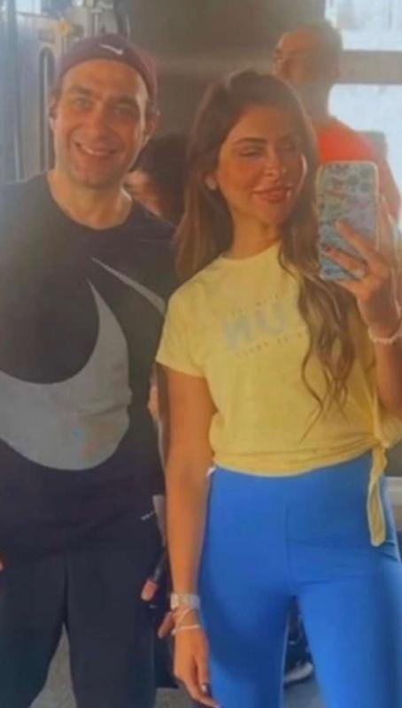 صورة حسام مع امرأة