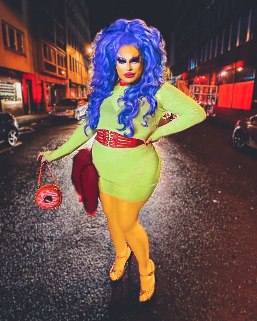 Marjorie Jacqueline „Marge“ Simpson - but make it DRAG! 💛 
#halloween #margesimpson #simpsons #happyhalloween #halloweencostume #cosplay #curvyqueen #dragqueen #dragmakeup #bluehair #customhairline #thebiggerthebetter #margesimpsoncosplay 
📸 @official_djck
