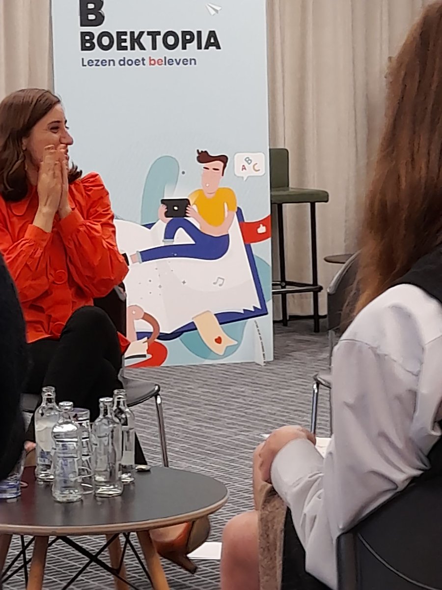 "#poëzie📝moet puur blijven. Uiteindelijk gaat het over het loslaten van alle emoties", deze woorden waren de belangrijkste les die de jongeren mee naar huis kregen tijdens <a href="/SholehRezazadeh/">sholeh rezazadeh</a> haar #workshop #boektopia <a href="/kortrijkxpo/">Kortrijk Xpo</a>