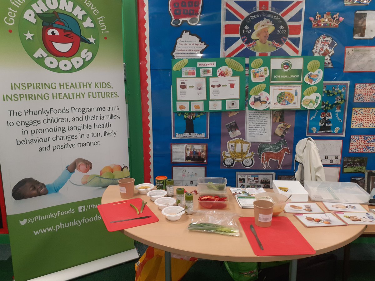 PhunkyEStaffs's tweet photo. Parents evening @VictoriaCommun1 engaging with parents around #healthylunches as their children made cous cous pots. "I love cooking" said one boy as he left! #couscous #familycooking @PhunkyFoods https://t.co/6pYcUrfv5T