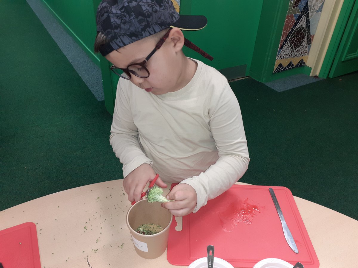 PhunkyEStaffs's tweet photo. Parents evening @VictoriaCommun1 engaging with parents around #healthylunches as their children made cous cous pots. "I love cooking" said one boy as he left! #couscous #familycooking @PhunkyFoods https://t.co/6pYcUrfv5T
