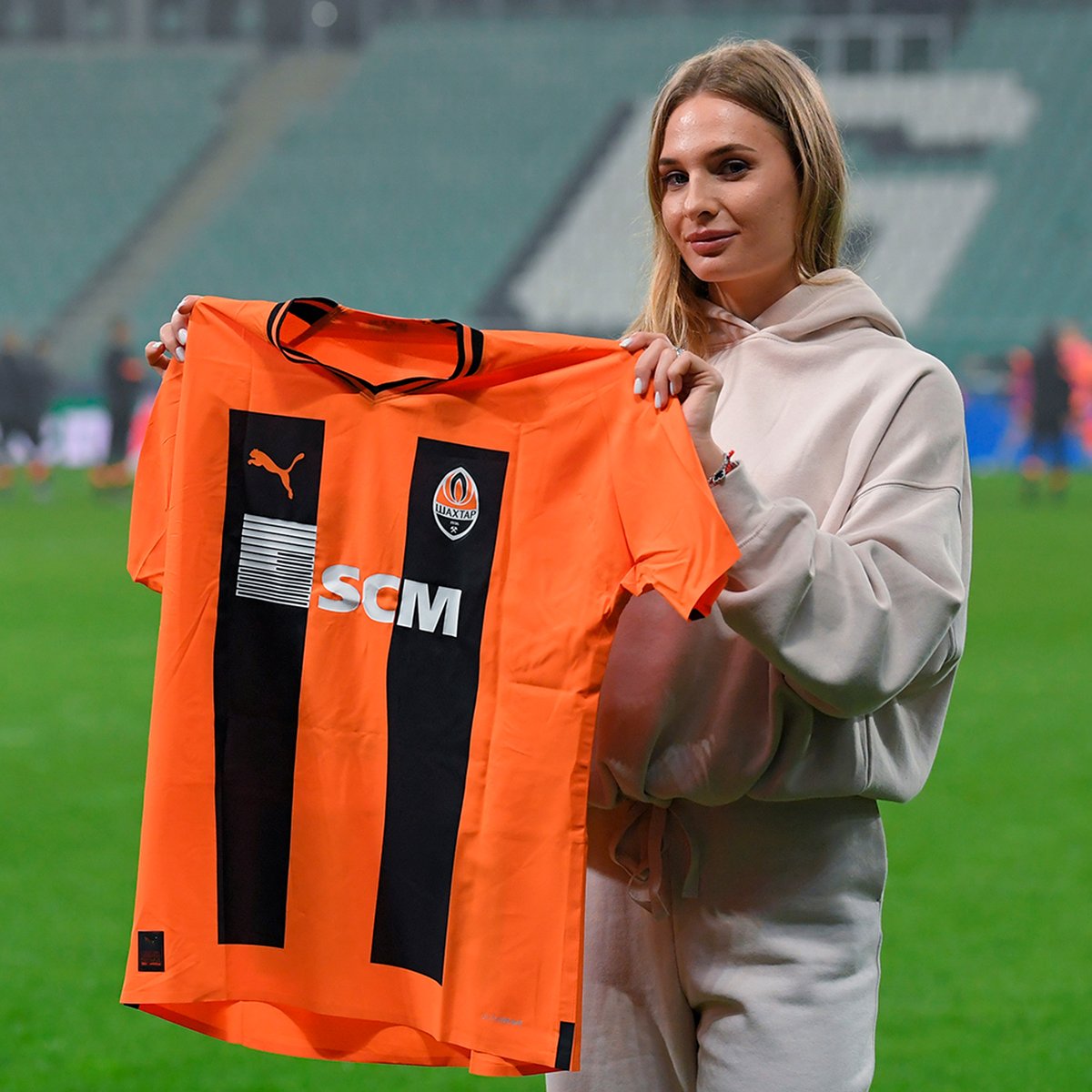 🇺🇦 Ukrainian tennis Player Dayana Yastremska @D_Yastremska supported Shakhtar ahead of the match vs RB Leipzig in Warsaw. ⚒ Darijo Srna presented the club’s jersey to the sportswoman. Dayana arrived in the capital of Poland just to support the Ukrainian team 🙏 #Shakhtar