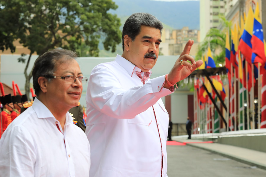 #EnFotos📸 Pdte. <a href="/NicolasMaduro/">Nicolás Maduro</a> recibe a su homólogo colombiano <a href="/petrogustavo/">Gustavo Petro</a> en el Palacio de Miraflores 

#1Nov 
#EsNuestraAmérica