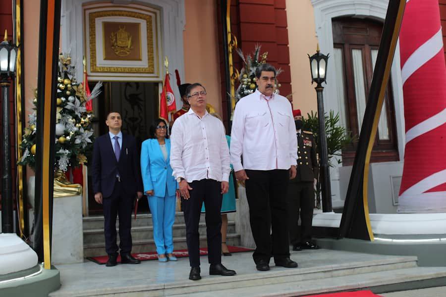 Colombia y Venezuela somos pueblos hermanos 🇨🇴🇻🇪👏
<a href="/NicolasMaduro/">Nicolás Maduro</a> <a href="/petrogustavo/">Gustavo Petro</a>
