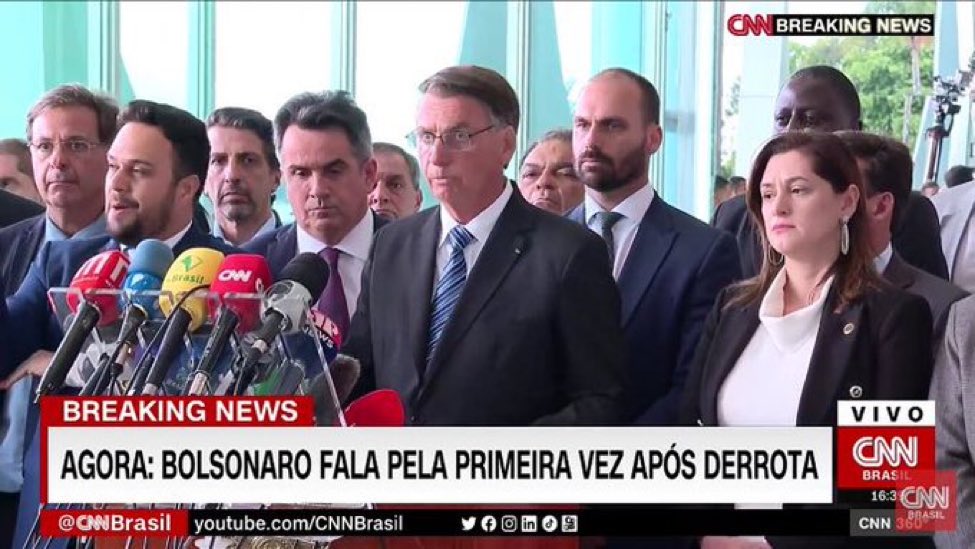 🇧🇷 | BRASIL VOTA: Tras varias horas de espera por parte de la prensa, Bolsonaro se ha pronunciado en un mensaje de menos de 5 minutos y en la que no acepta la derrota.