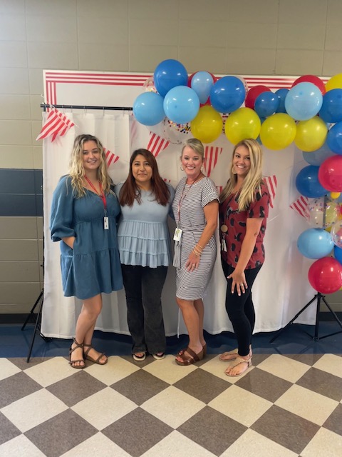 BWyattTeach's tweet photo. 6th Grade Gold Team always looks out for each other!  #camsgratitudechallenge https://t.co/YUcLuCYq2z