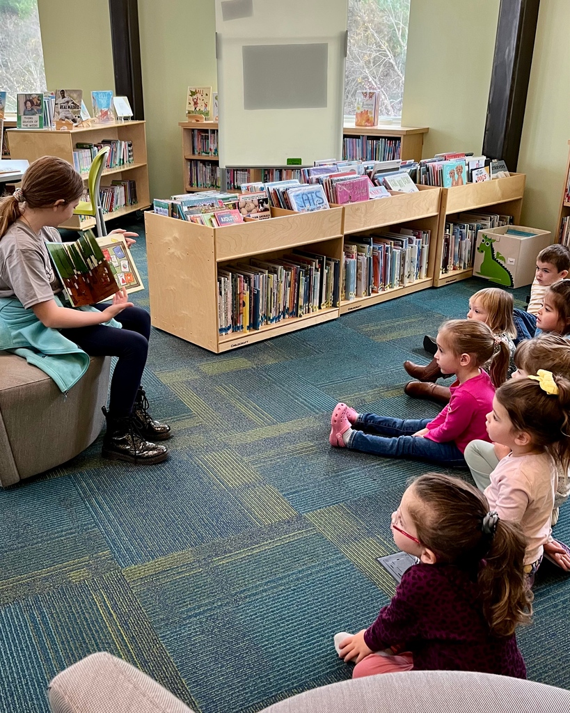 InlySchool's tweet photo. #InlyUpperElementary student Caroline had a special morning as Librarian for the day! 📚 

She read to #InlyChildrensHouse students and helped #InlyLowerElementary students pick out books ✨

#InlySchool #InlyMontessori #InlyPreKto8 https://t.co/Pz7ccWK57i