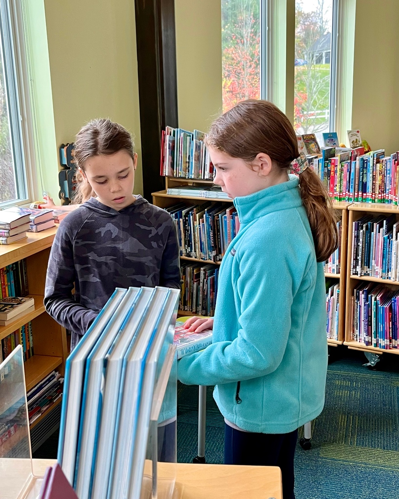 InlySchool's tweet photo. #InlyUpperElementary student Caroline had a special morning as Librarian for the day! 📚 

She read to #InlyChildrensHouse students and helped #InlyLowerElementary students pick out books ✨

#InlySchool #InlyMontessori #InlyPreKto8 https://t.co/Pz7ccWK57i