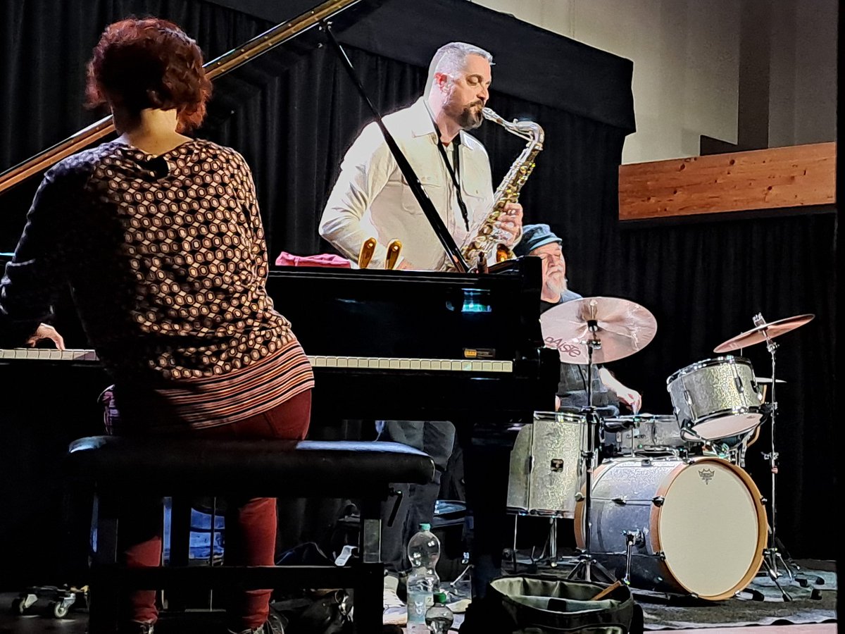Concert #250: a very exciting jubileum for #JazzinLeer with the first gig of Dave Rempis Trio with Elisabeth Harnik & Michael Zerang on their current Europe tour.